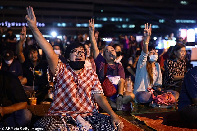Foto di Manifestanti contro il divieto di pornografia in Thailandia