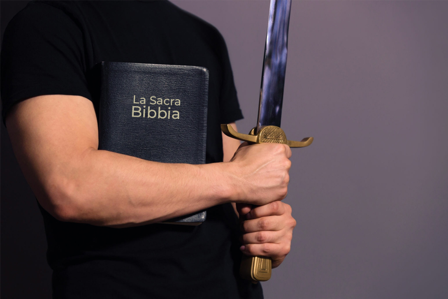 uomo che impugna una spada tenendo sotto braccio una bibbia